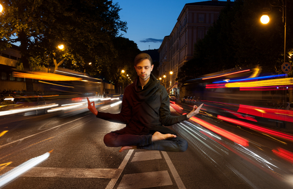 6 Phương pháp thực hành chánh niệm để tìm kiếm yên bình trong một thế giới cuồng nhiệt